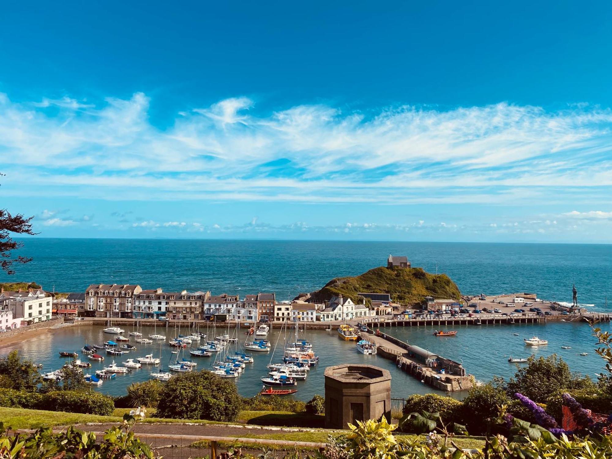 Ocean Terrace, Ilfracombe, 4 Bedrooms, Sleeps 8, Stunning Sea Views, Parking, Garden, Pet Friendly Holiday home